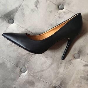 Women size 10M 4 inch heel